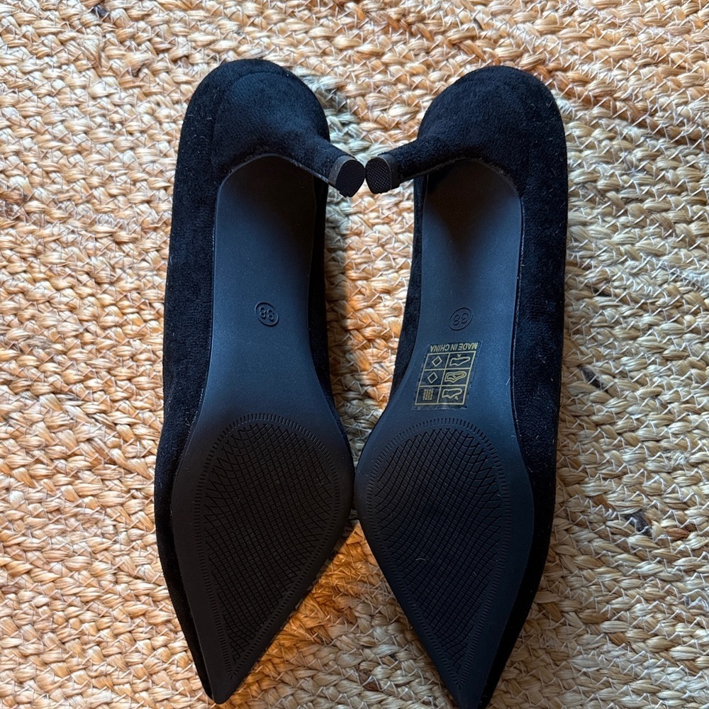 NIB Black Suede Pointed High Heels - Picture 5 of 6